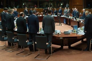 Los jefes de Estado y Gobierno de la Unión Europea iniciaron la cumbre extraordinaria con un minuto de silencio.