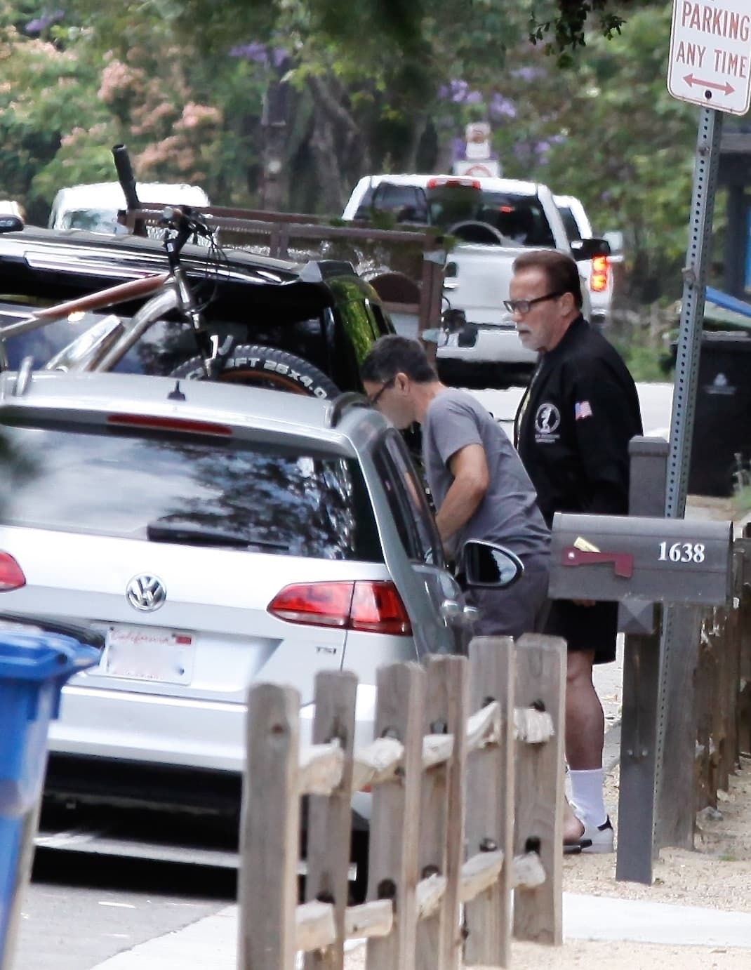 Schwarzenegger, de 72 años, vestía ropa deportiva, un short negro con una chamarra del mismo color y tenis blancos.
<br>