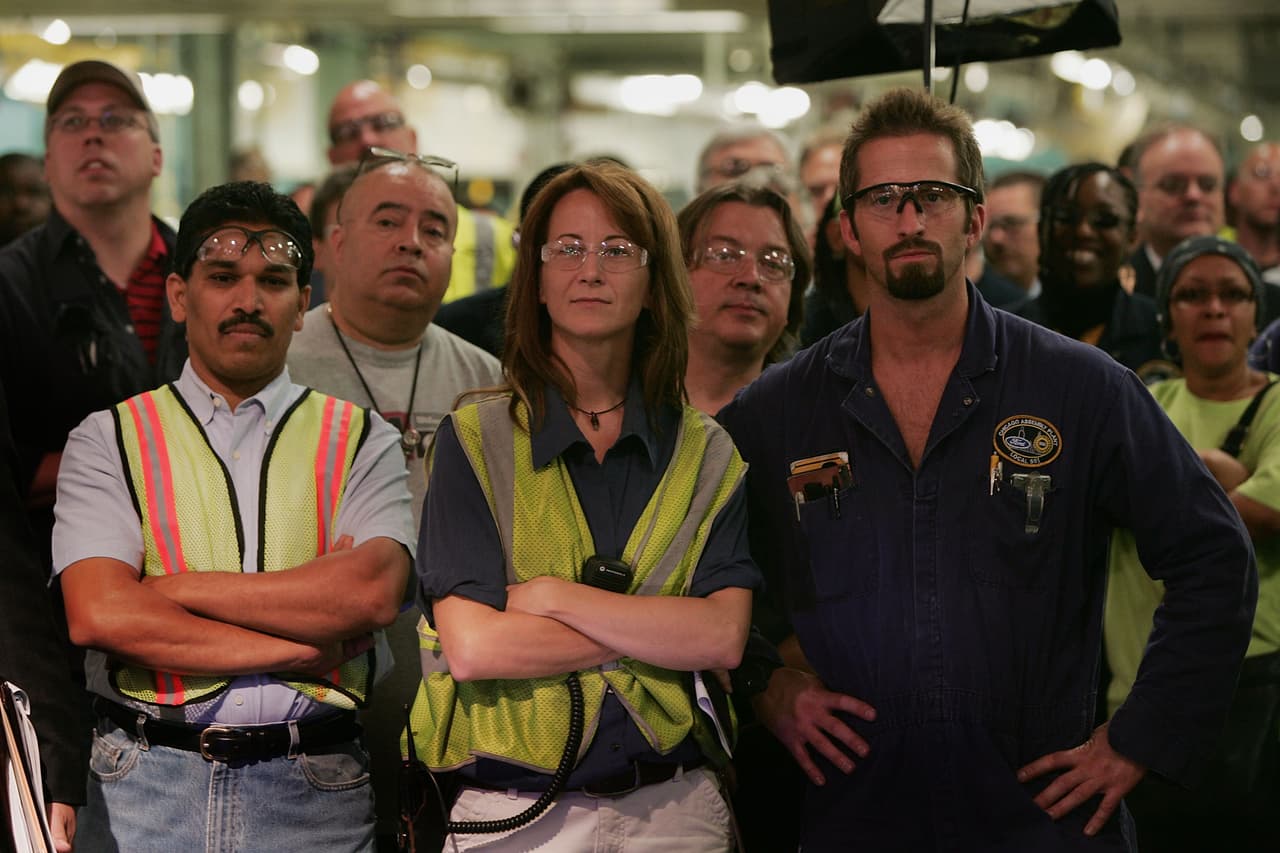 Si lo que quieres es ganar mucho dinero, te presentamos el primer lugar en Houston: 
<b>Directores ejecutivos / Chief Executives. </b>El salario medio anual es de 
<b>$260,450.</b> ¿Es un salario alto en Houston? Claro que sí. Solo para que te hagas una idea, en Nueva York un hombre o mujer en el mismo cargo puede llegar a ganar $218,720 y en Los Ángeles $242,230. 
<br>
<br>En la fotografía varios trabajadores escuchan a Alan Mulally, presidente y director general de Ford Motor Company.