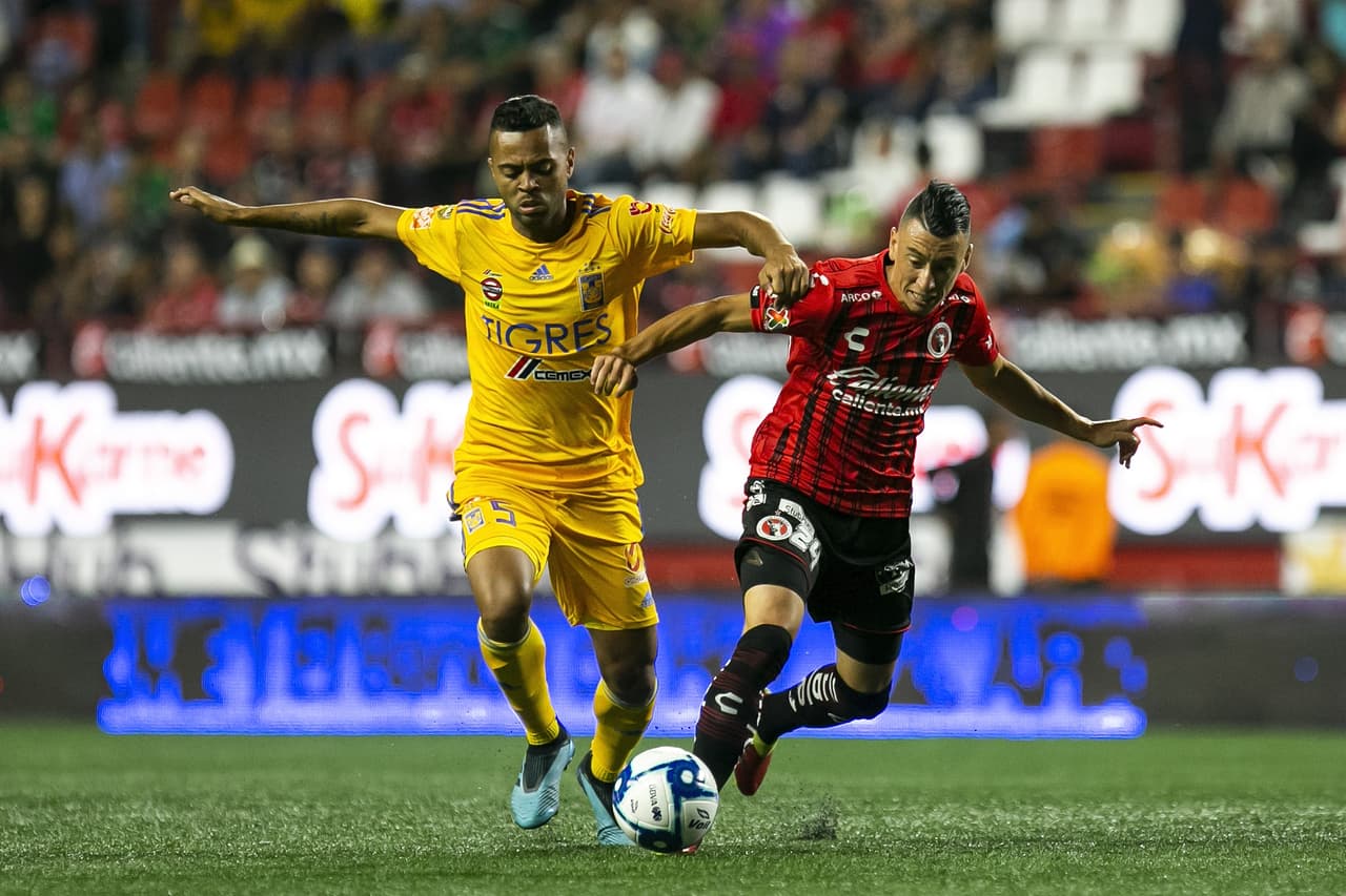 Carioca y Falletti disputan el balón en el mediocampo, duelo parejo entre ambos.