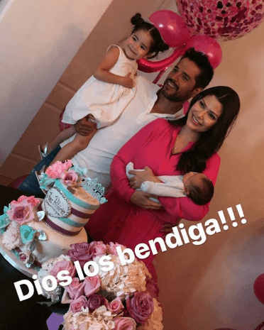 Ana sopló las velitas de su pastel muy agradecida por cumplir un año más de vida. Karla compartió esta bella imagen deseando bendiciones a la familia.