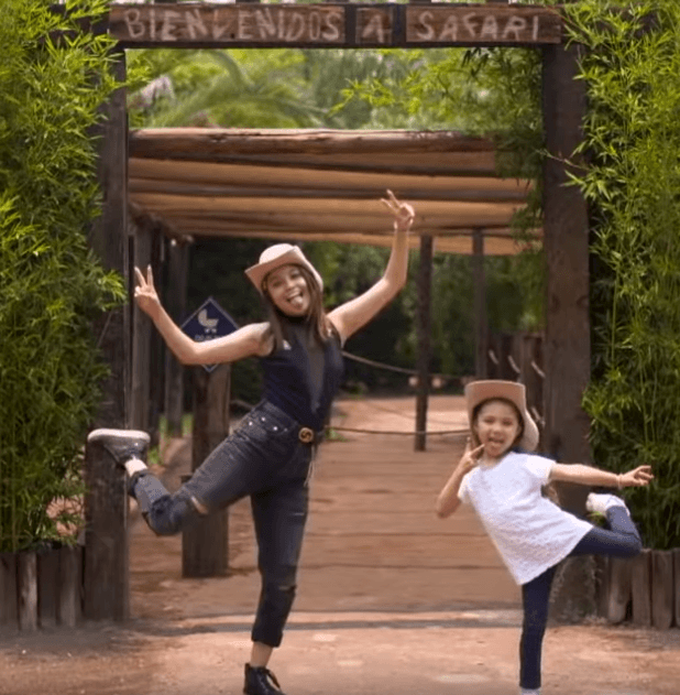 Además de alimentar a los animales y conocer más sobre ellos, Karol y Sarilú se divirtieron mucho haciendo piruetas.