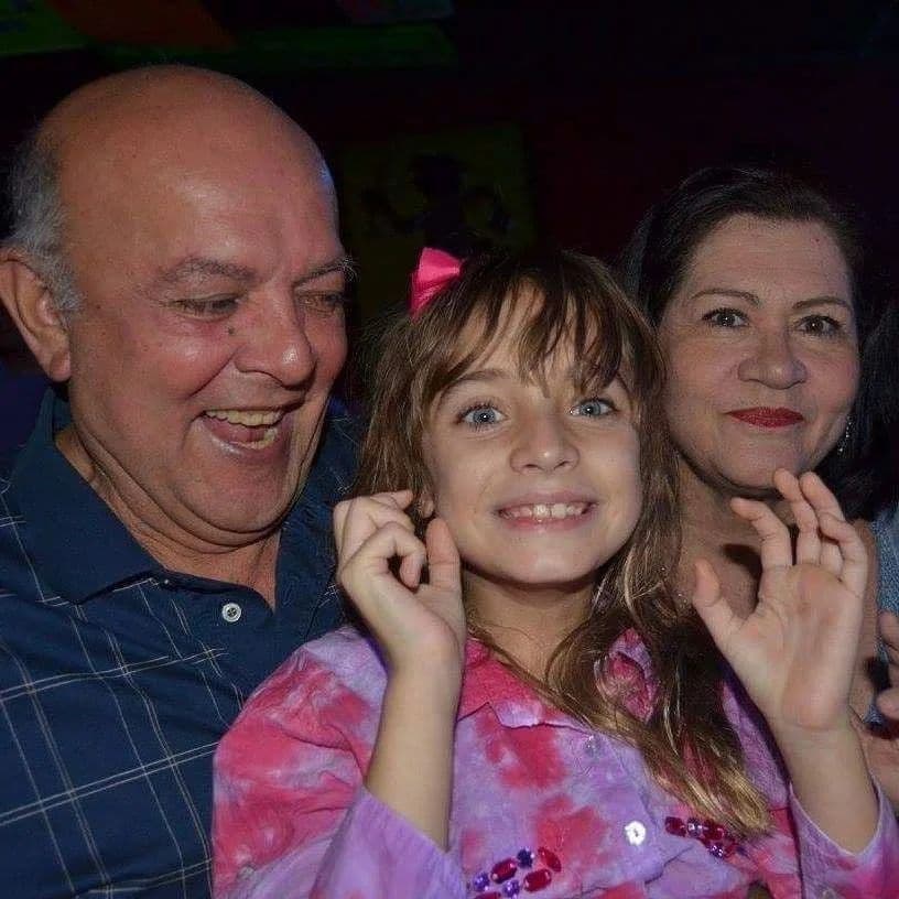 Tras la muerte de sus padres, 'Mayita', como le dicen de cariño, quedó bajo el cuidado de sus abuelos maternos, Ingeborg Mootz Gotera y Rafael Spear Tudares, quienes viven en Orlando, Florida.
<br>