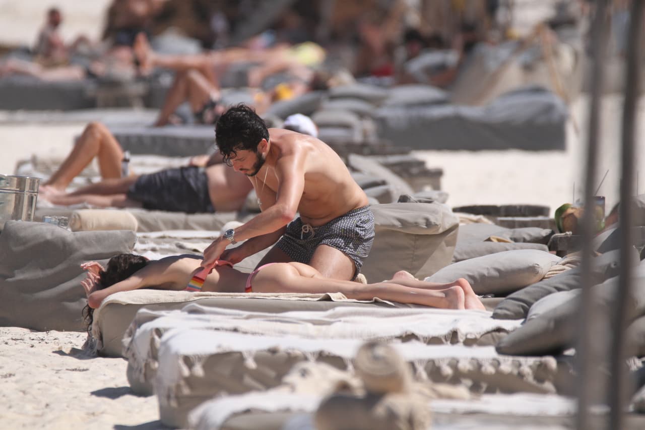 Con mucha delicadeza, el intérprete de 'Runaway' protegía a su novia de los inclementes rayos del sol.