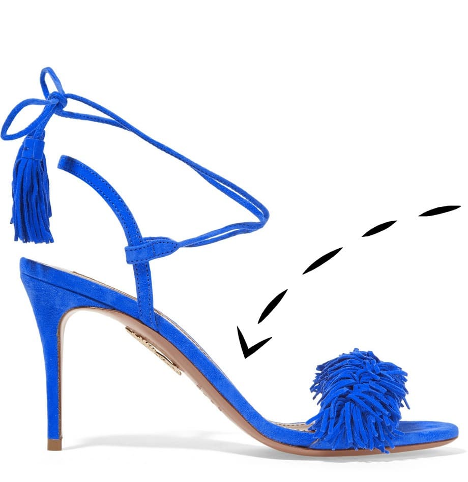 Las famosas sandalias Wild Thing en gamuza con flecos de la marca Aquazzura fueron quizás las que inauguraron este frenetismo por los zapatos que se mueven. Con flecos y pompones estas sandalias azul Klein se convierten en el emblema de cualquier look.