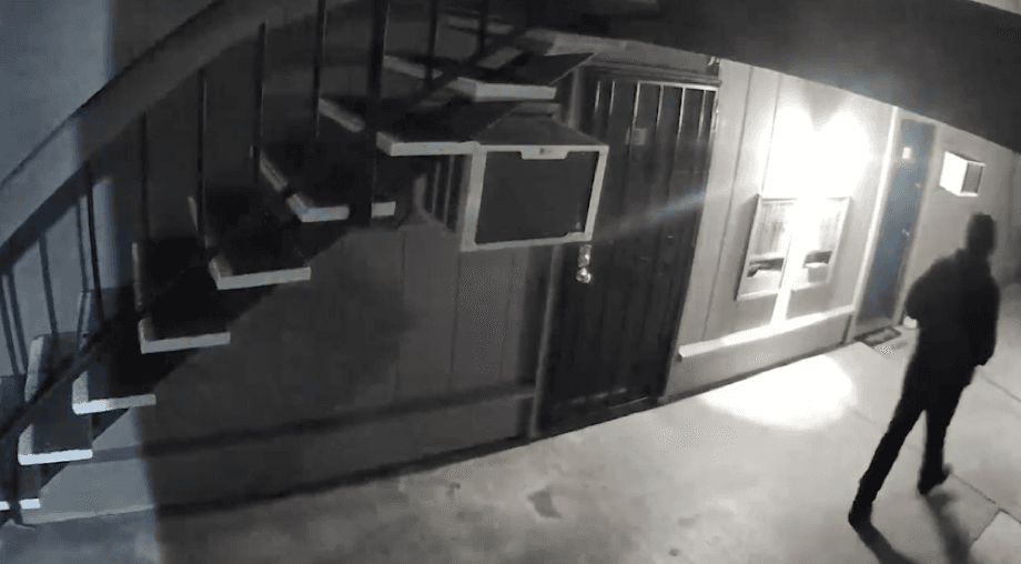 <h3 class="cms-H3-H3">Buscan a una persona de interés, un posible asesino serial</h3>
<br> 
<br>La investigación encontró a un hombre que fue declarado como 
<a href="https://www.univision.com/local/sacramento-kuvs/asesinatos-seriales-stockton-nuevo-video-persona-interes-homicidios?42234" target="_blank">una persona de interés</a>, que podría estar relacionada con los asesinatos en serie.
<br> 
<br>El jefe de la Policía de Stockton, Stanley McFadden, detalló que este hombre ha sido visto en varias de las escenas del crimen que están investigando.
<br> 
<br>Detalló que se trata de una persona de complexión delgada, de entre 5'10" a 6' de altura, que vestía con ropa oscura y lo que parece un gorro en la cabeza.