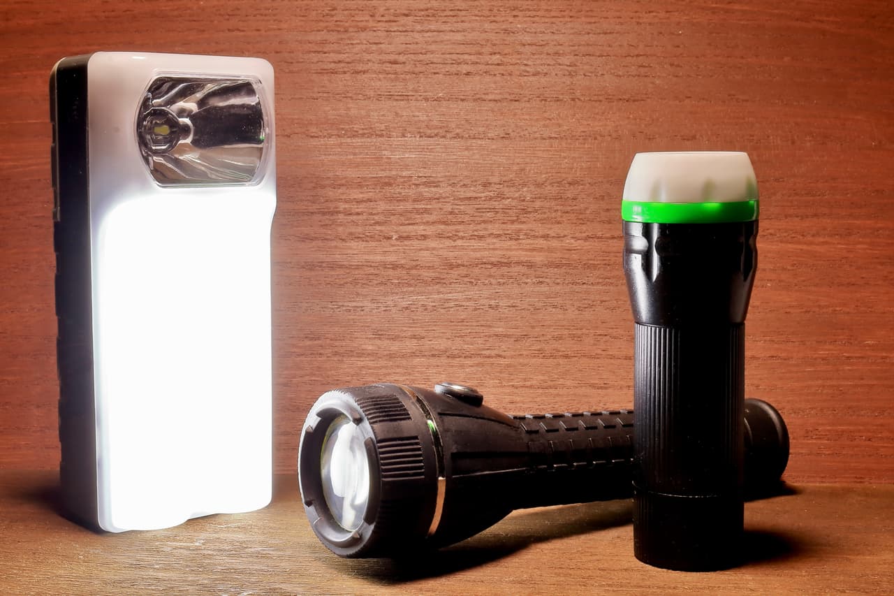 La iluminación portátil es importante, las linternas y las velas son ideales para tener luz de emergencia en una casa o en un refugio primitivo, pero una linterna de minero es compacta y deja libres ambas manos.