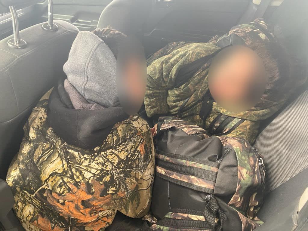Agentes de la estación Three Points arrestaron a dos contrabandistas, de 16 y 18 años.