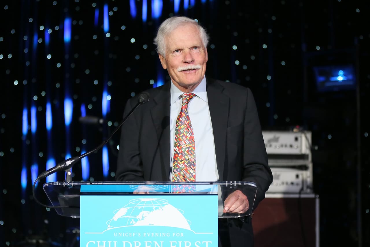 <h2 class="cms-H2-H2">Ted Turner</h2>
<br>
<br>Ted Turner, de 87 años, es un magnate de los medios de comunicación: es el fundador de la cadena CNN. De acuerdo con Forbes, para enero de este año, su fortuna personal asciende a cerca de 2,400 millones de dólares. Turner es padre de cinco hijos y también se unió a la organización The Giving Pledge. 
<br>
<br>En una carta en la que explicaba su decisión, Turner explicó: “Para cuando llegue el momento de mi muerte, prácticamente toda mi fortuna se habrá destinado a organizaciones caritativas. [...] Estoy agradecido por el consejo de mi padre, de establecer metas tan altas que posiblemente no puedan lograrse durante toda una vida y, con ello, brindar ayuda donde más se necesita”. 
<br>