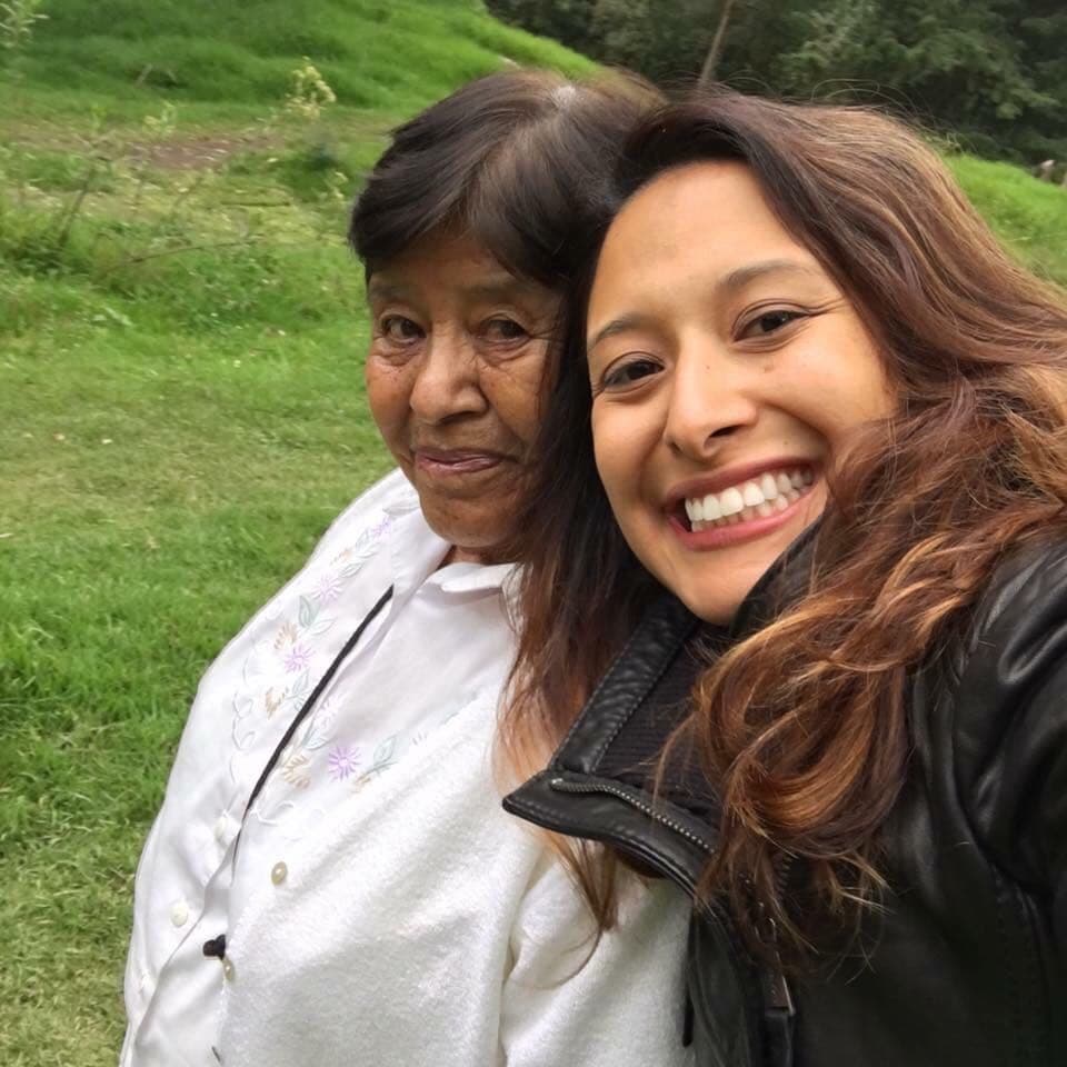 <b>Maydellí Mendoza (en la imagen con su abuela) tiene 32 años. Nació en la Ciudad de México y la trajeron a EEUU cuando tenía solo 6 meses.</b> Casi tres décadas después, en 2016, regresó a su país natal cuando falleció una tía suya gracias a un
<i>advance parole,</i> pero nadie fue a buscarla al aeropuerto. "Te has de imaginar que fue algo súper difícil para mí. Mis familiares, aunque son mis familiares, y supongo que me aman, la desconexión entre ellos y yo era demasiado grande. No se identificaban conmigo y tuve que agarran un Uber de la Ciudad de México a Tlaxcala que se tardó como tres horas en llegar", recuerda. Pese a que finalmente dice que la experiencia de volver a sus seres queridos fue muy gratificante, asegura que no quiere que nadie más pase por esa situación. "Después del viaje decidí que tenía que hacer algo no solo por mí, sino por los que vienen detrás de mí".
