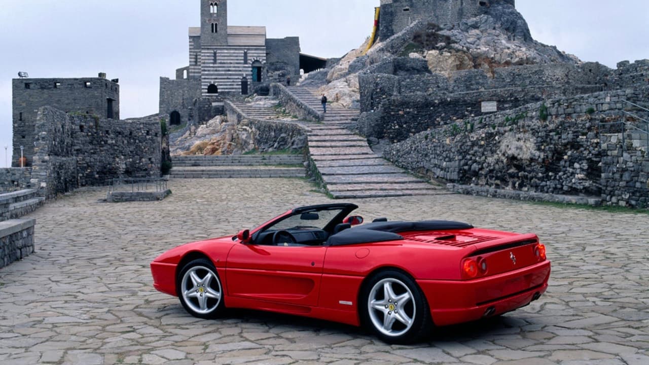 A pesar de llevar 24 años a cuestas, algo que a los autos los afecta mucho más que a los seres humanos, el Ferrari F355 Spider ha envejecido 
<b>sorprendentemente bien</b>. Su diseño fue ejecutado por la casa de diseño italiana Pininfarina, la cual ha diseñado todos los modelos de calle de Ferrari desde 1951 con excepción del Dino 308 GT4 de 1973 y del LaFerrari de 2013.