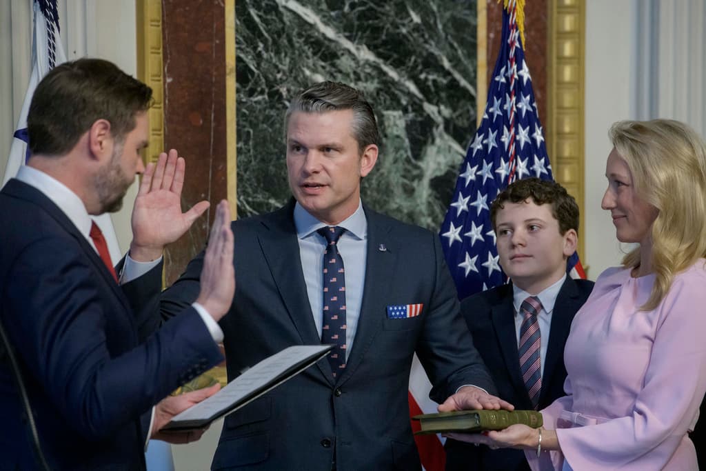 El vicepresidente JD Vance, de izquierda a derecha, juramentó a Pete Hegseth como secretario de Defensa mientras su esposa Jennifer Rauchet, derecha, sostenía la Biblia.