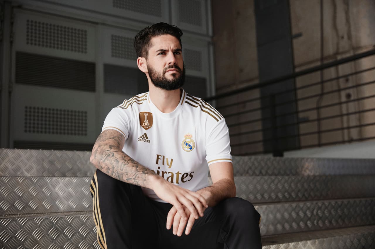 Ya es oficial: el Real Madrid vuelve a combinar su blanco tradicional con los detalles dorados como aquella playera de la temporada 2011/12. Este jersey, muy sencillo, fue presentado por los jugadores del primer equipo en las redes sociales del club.