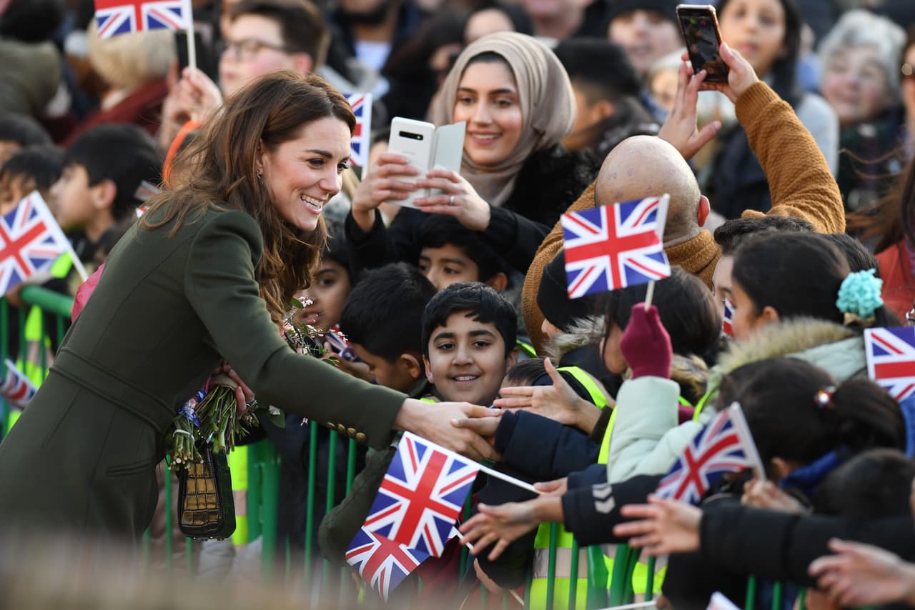 La pareja se detuvo en varias ocasiones a platicar con los miembros del público y lucieron amables, sonrientes y relajados.
<br>