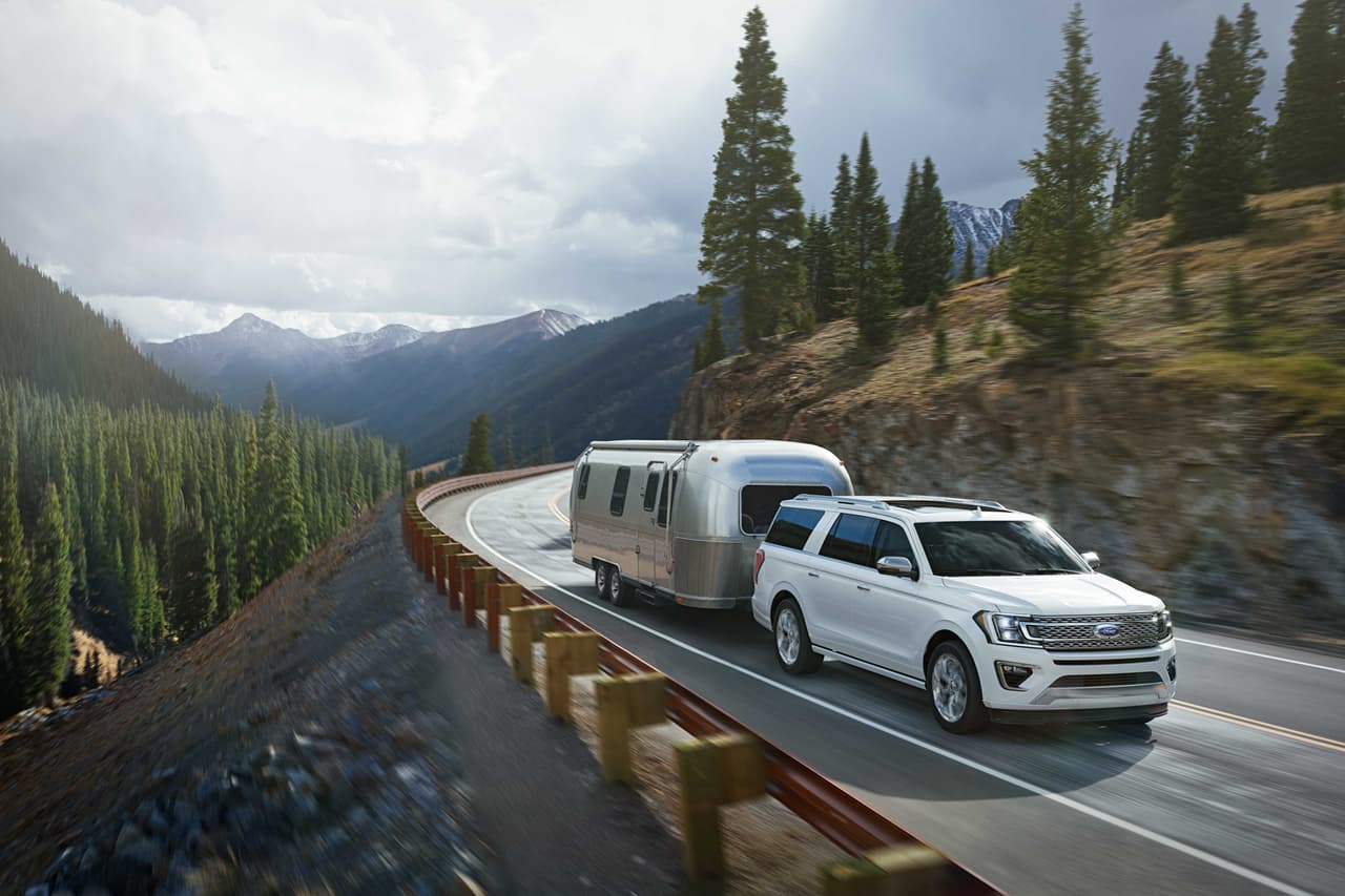 Ford espera que la Ford Expedition 2018 mantenga o supere la capacidad de remolque de la Expedition actual, la cual es la mejor del segmento, ya que el 50% de sus usuarios lo considera
<b>un atributo muy importante o primordial para ellos</b>. La nueva Expedition ofrece por primera vez como opción su ingenioso y competente sistema de asistencia de retroceso con tráiler.
<br>