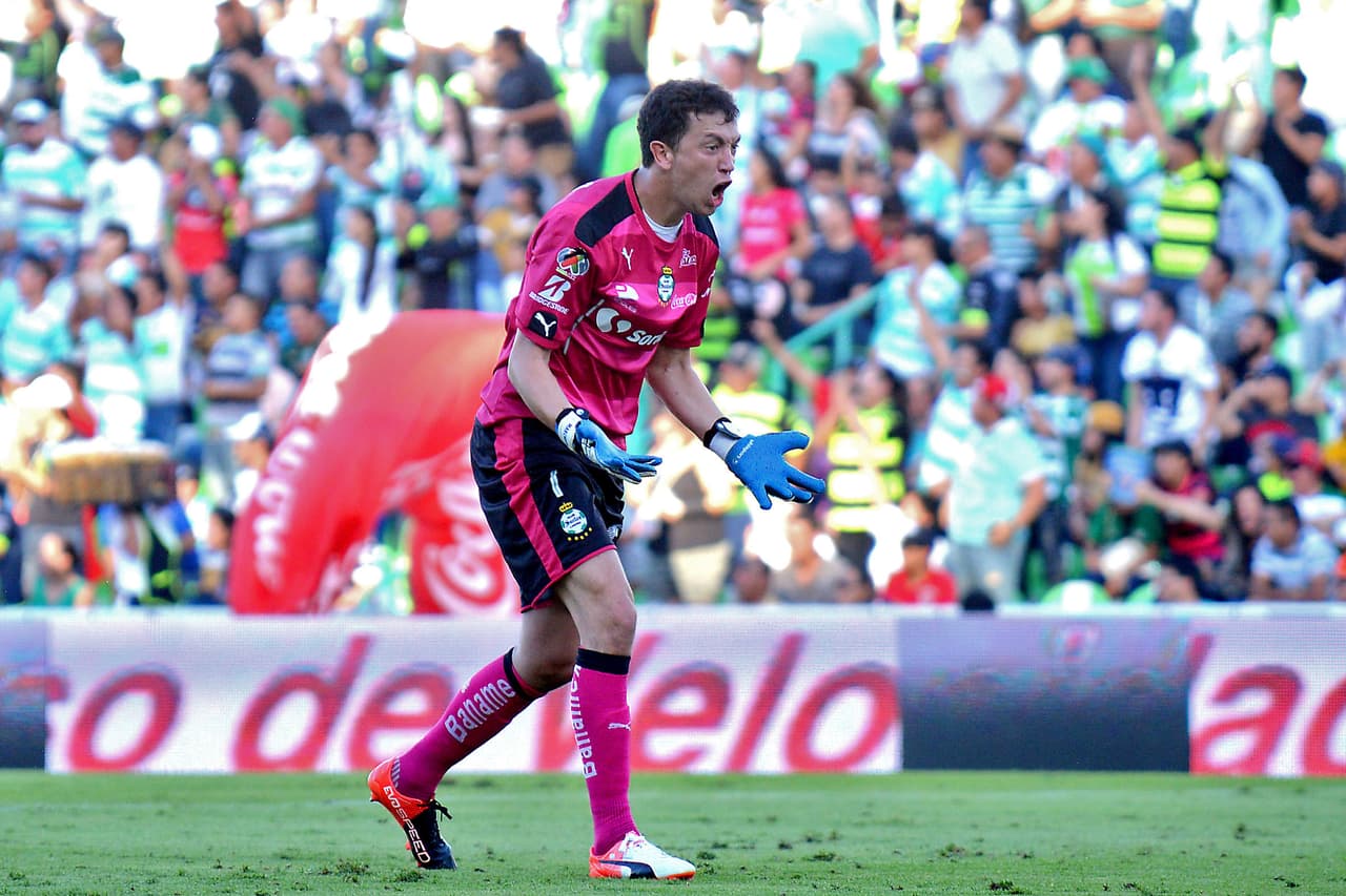 Benítez pasó en 2011 al América en una cifra cercana a los 10 millones de dólares y el ecuatoriano respondió con goles: 14 goles y un título en 2013 fueron su legado, antes de fallecer el 29 de julio de 2013.