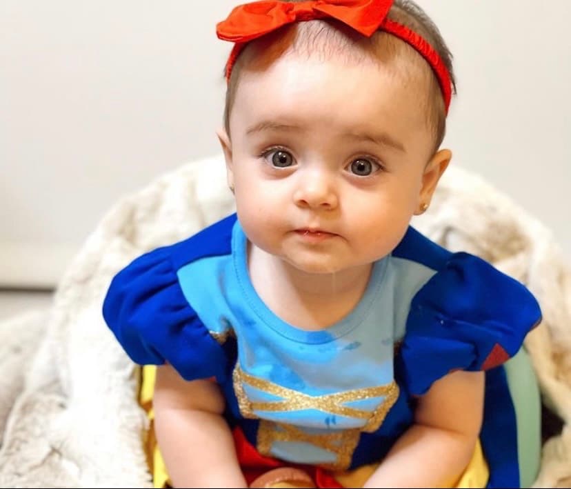 Al igual que su mamá, Megan se siente cómoda frente a las cámaras. En imagen, la pequeña posa para una foto en el día de su cumplemes, mientras luce como una linda Blanca Nieves.