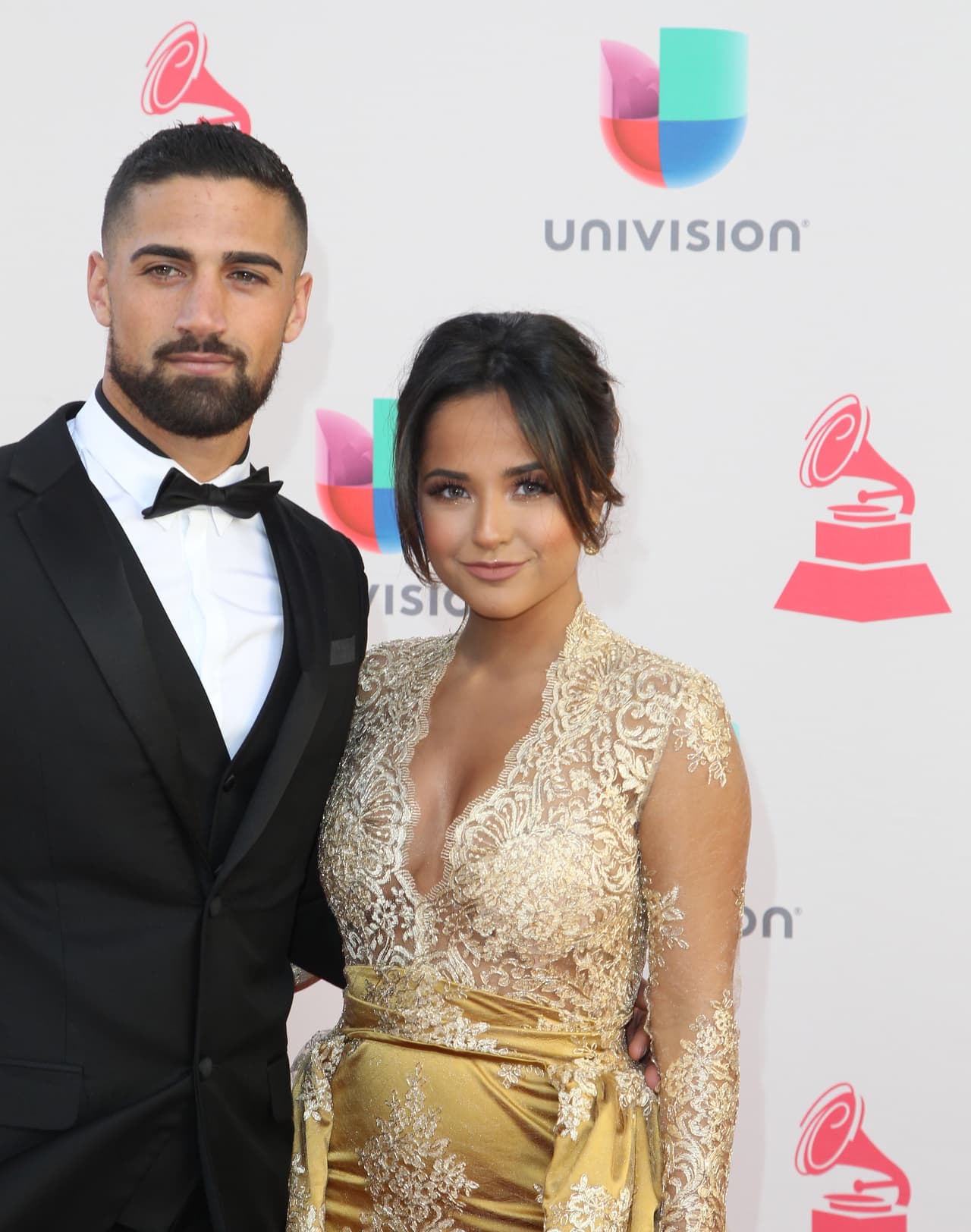 La cantante causó envidia desfilando con el guapo Sebastian Lletget.