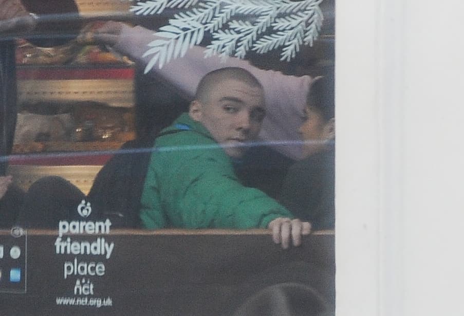 Rocco y la modelo entraron a la cafetería.