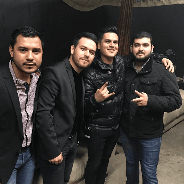 Concluyó la Licenciatura en Administración de Empresas, misma que ejerció sólo por un par de meses para darle entrada a su verdadera profesión: la música.