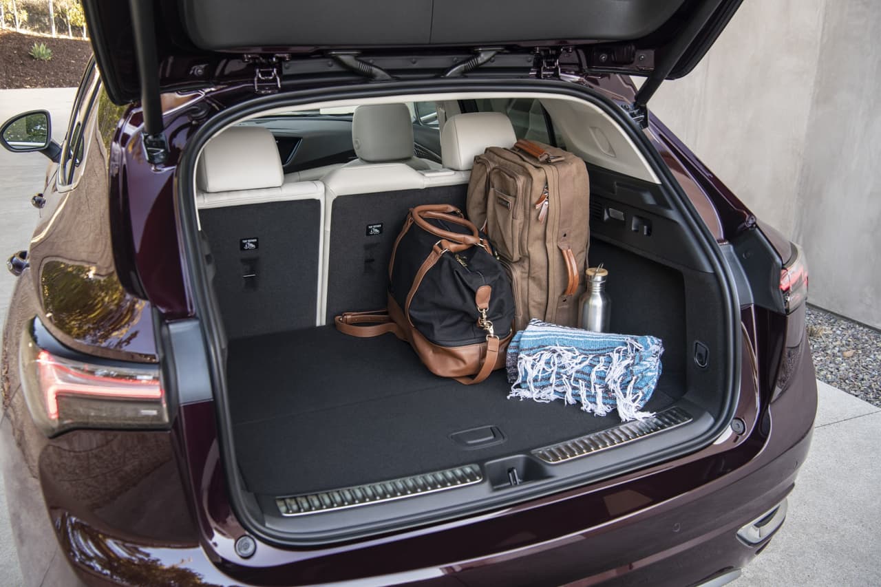 En cuanto a capacidad de carga, la Envision puede acomodar 25.2 pies cúbicos (713 litros) detrás de la segunda fila de asientos.