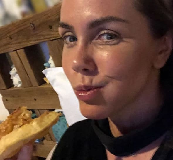 "Ya pasaron seis años y 
<b><a href="https://www.univision.com/famosos/sabine-moussier-no-puede-romper-la-relacion-amorosa-que-tiene-con-un-hombre-a-quien-nunca-ha-visto-fotos" target="_blank">me sigue hablando todos los días</a></b>. No lo conocí ni lo voy a conocer, pero se llama Leonardo Demián o Demián Leonardo con un apellido que ha cambiado muchas veces. No quiero hablar de él porque fui muy feliz con él", narró en 'El minuto que cambió mi destino'.
<br>