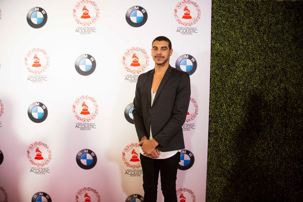 Manuel Medrano también estuvo presente e interpretó canto sus canciónes durante el concierto.