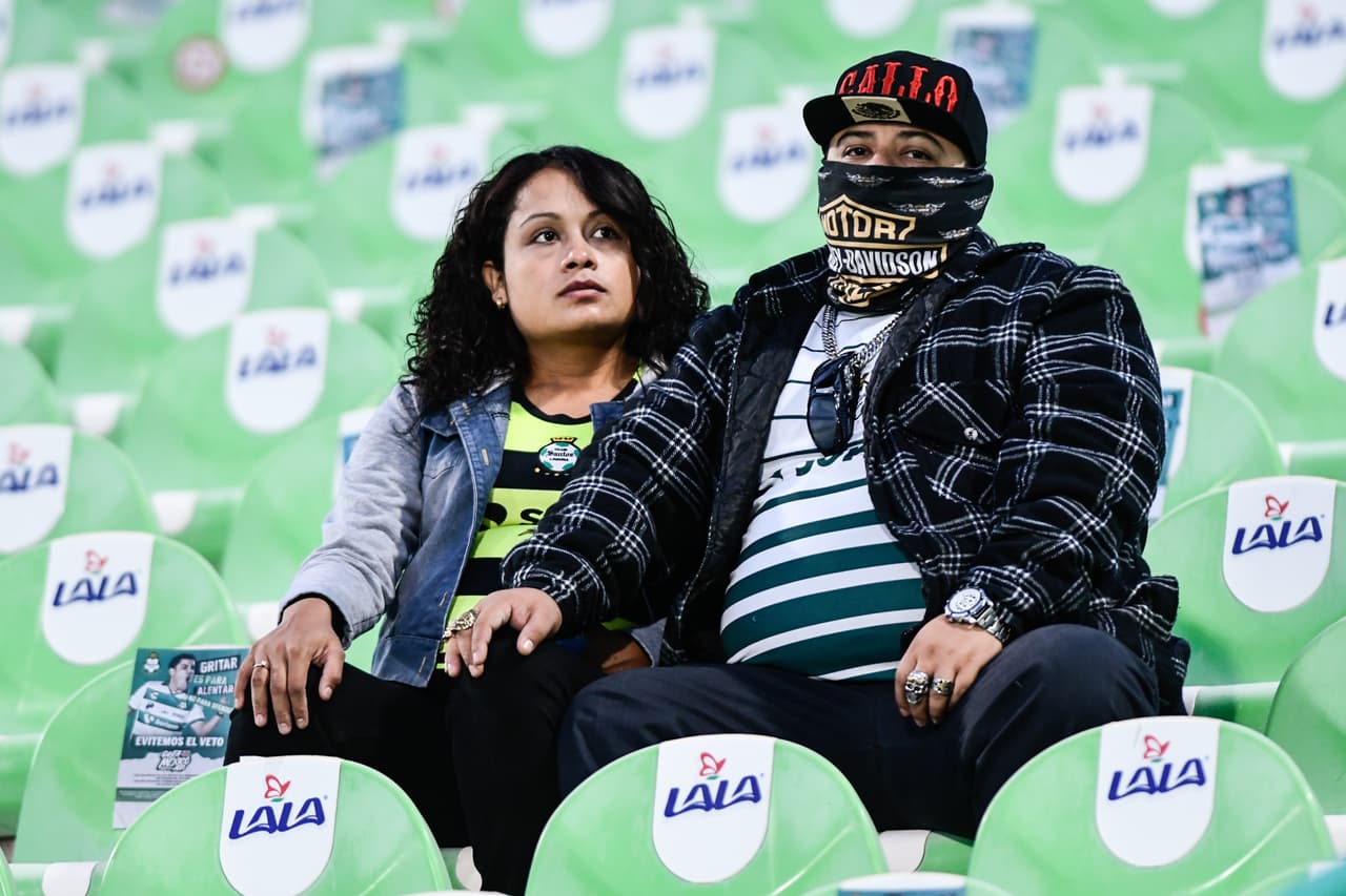 El Estadio Corona no estuvo lleno, pero los aficionados de Santos se hicieron sentir.