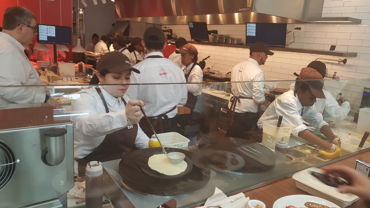 El lugar, localizado en pleno corazón de la ciudad, en el 151 N. Michigan Avenue, es realmente muy acogedor.