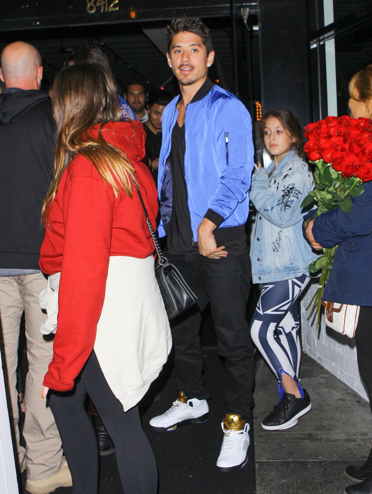 Por otra parte, Bryan hasta posó para los fotógrafos.