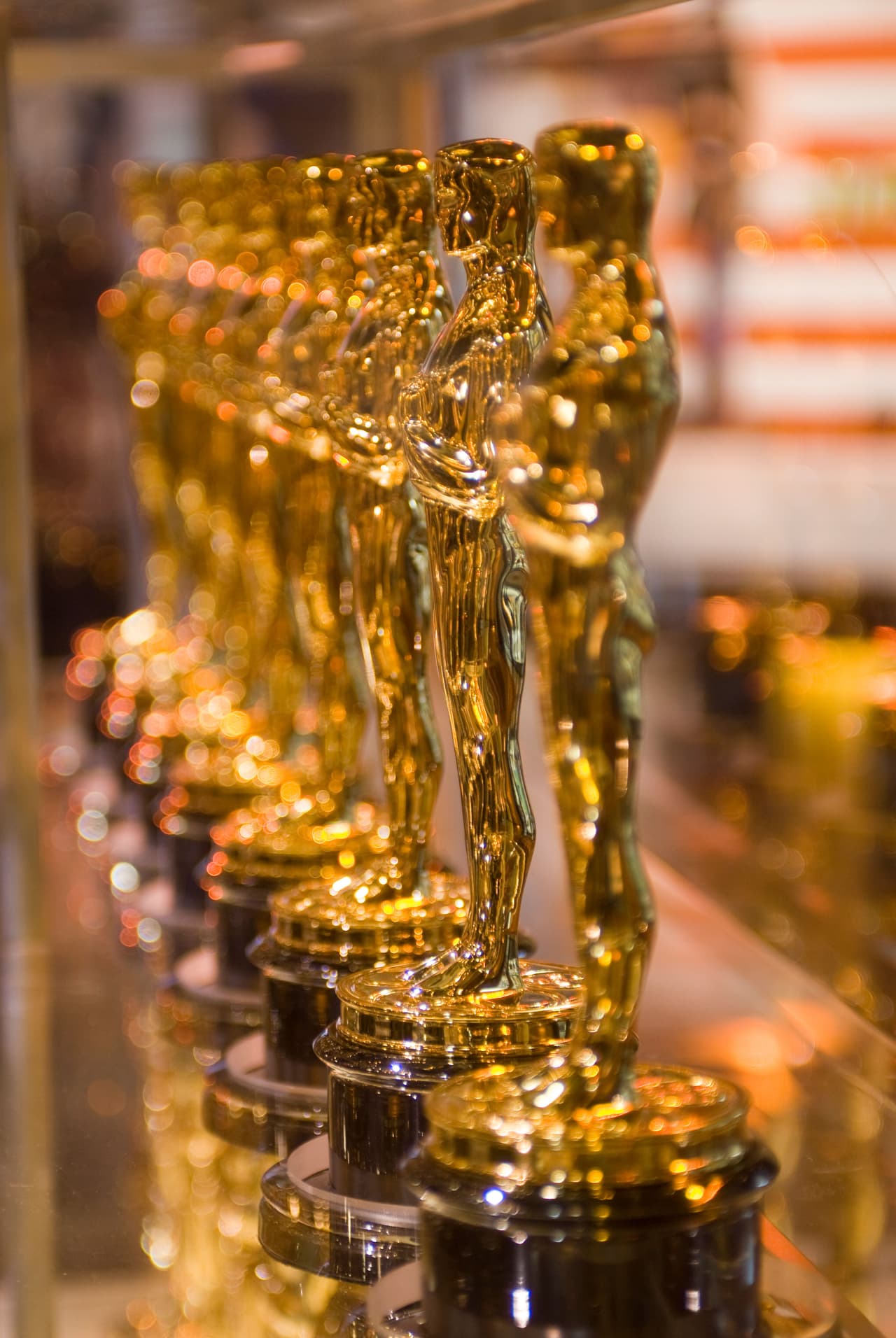 A solo horas de la
<b><a href="https://wallethub.com/blog/oscars-facts/19250/" target="_blank">la gala, las dudas surgen</a></b>: cuánto cuesta el evento en total (
<b>44 millones de dólares</b>),
<b><a href="https://www.univision.com/famosos/225-000-por-estar-nominados-a-los-premios-oscar-estos-son-los-regalos-que-se-llevaran-los-famosos-video">cuál es el valor de las bolsas de regalo</a></b>, cuánto cuesta el atuendo de las actrices (el de una de la lista A es de
<b>10 millones</b>), cuánto la entrada a la ceremonia...