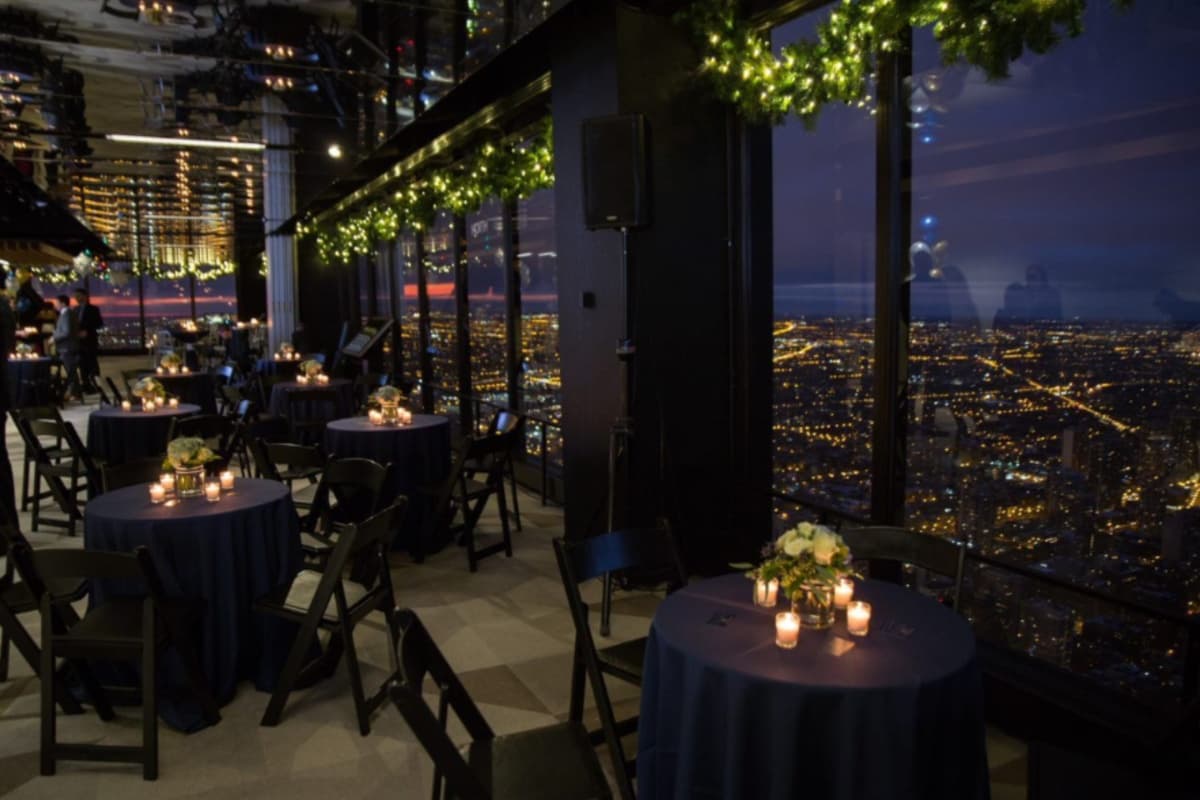 <b>360 Observation Deck, CloudBar</b>
<br>📍875 Michigan Ave., piso 94. Chicago, Il.
<br>📆31 de diciembre de 2023.
<br>✅La fiesta de año nuevo tendrá música en vivo, bebidas, cena, DJ y más.📲Para mayores de 21 años.
