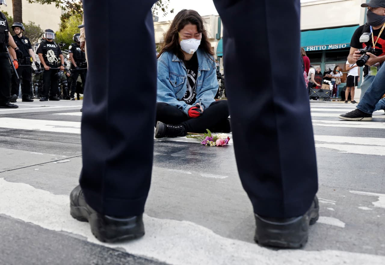 Y las muestras de dolor y tristeza de sus participantes, pasaron a muestras de rabia y destrucción de cientos de negocios en la zona comercial en frente del popular Muelle de Santa Mónica.
<br>
