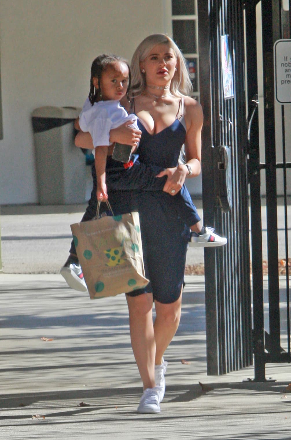 Jenner cargó con el nene en sus brazos, tras salir a pasear y comer.