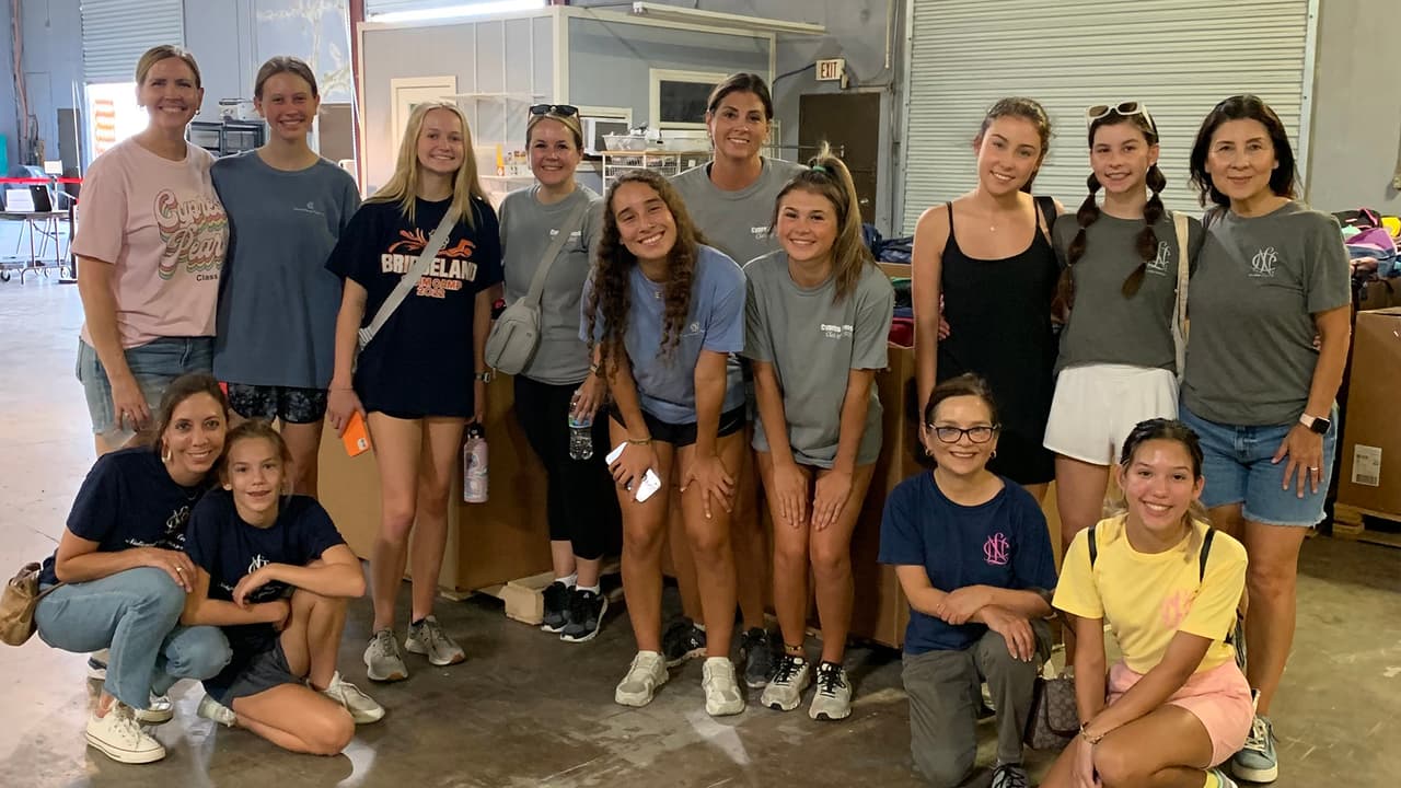 Un grupo de voluntarios se reunieron este lunes para cargar los camiones con útiles escolares.