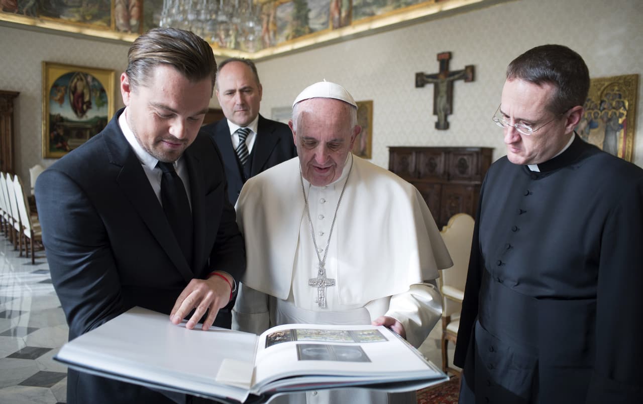 Radio Vaticano informó que DiCaprio regaló al Papa un libro de arte del pintor holandés Hieronymus Bosch.