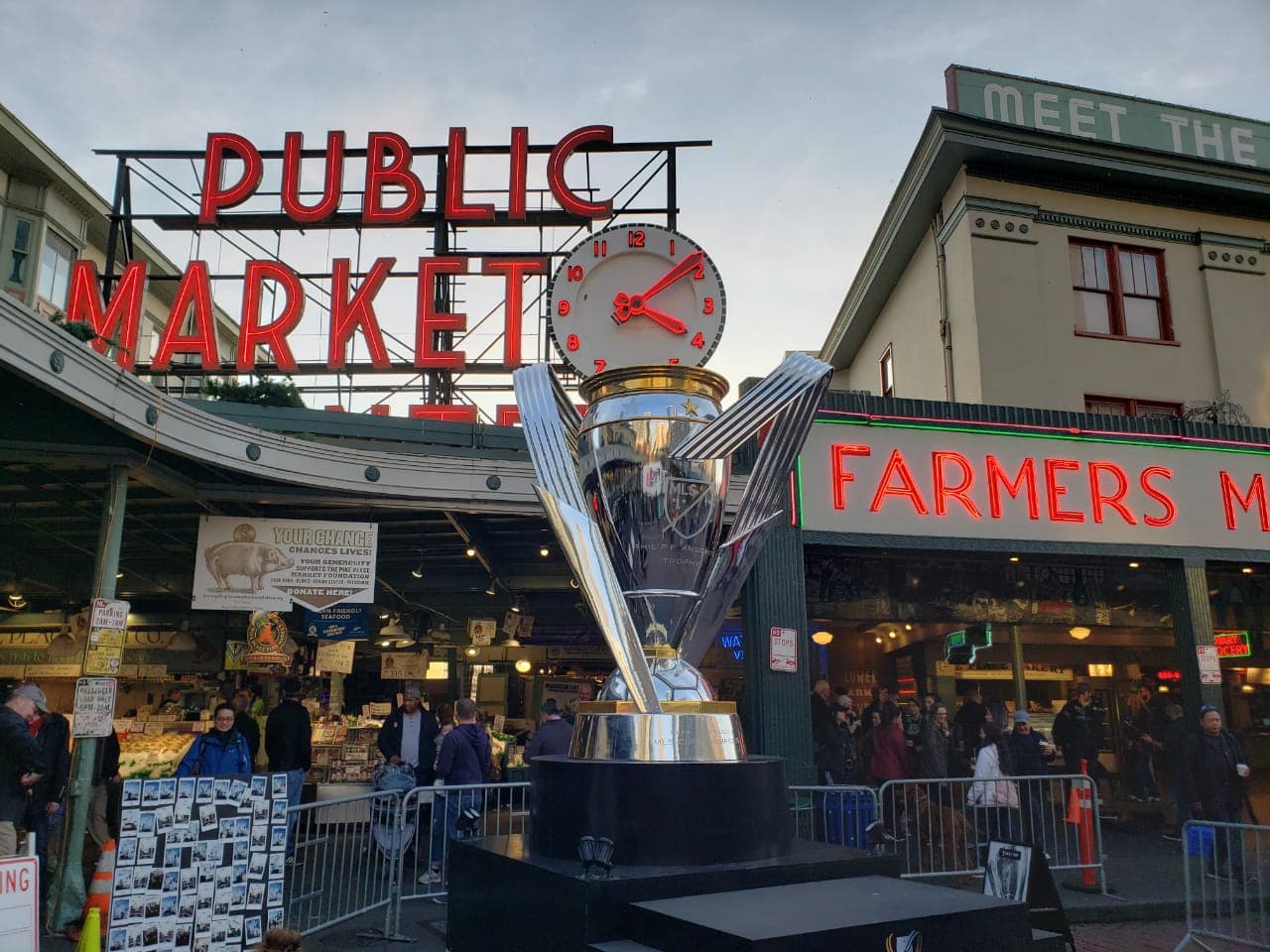 Pike Place y la réplica del trofeo que levantaron en 2016.