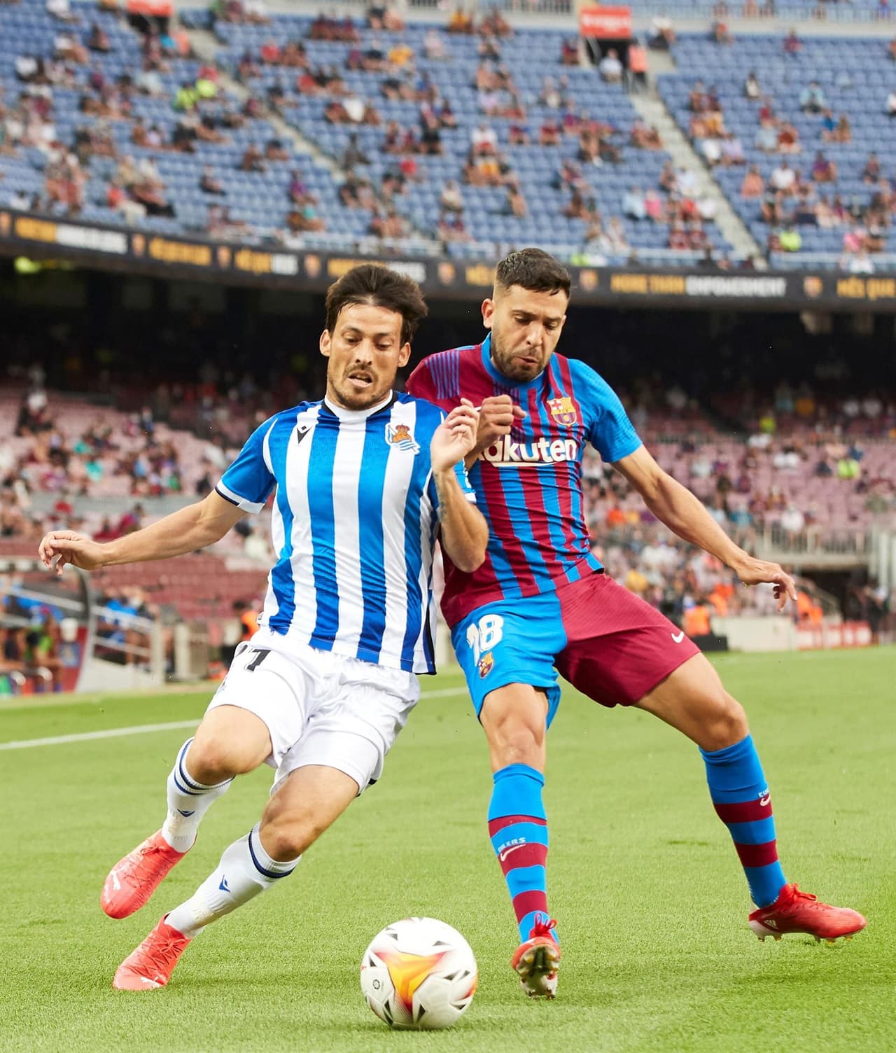 Barcelona se impone ante la Real Sociedad con un marcador de 4-2, tras la salida de Messi del Barcelona. Gerard Piqué (19') se encargo hacer el primer tanto para los culés, seguido de Martín Braithwaite con doblete, pero el equipo visitante sumó dos más por parte de Cienfuegos (82') y Oyarzabal (85'), ya al filo del partido, Sergi se encargó de hacer el cuarto tanto de la victoria.