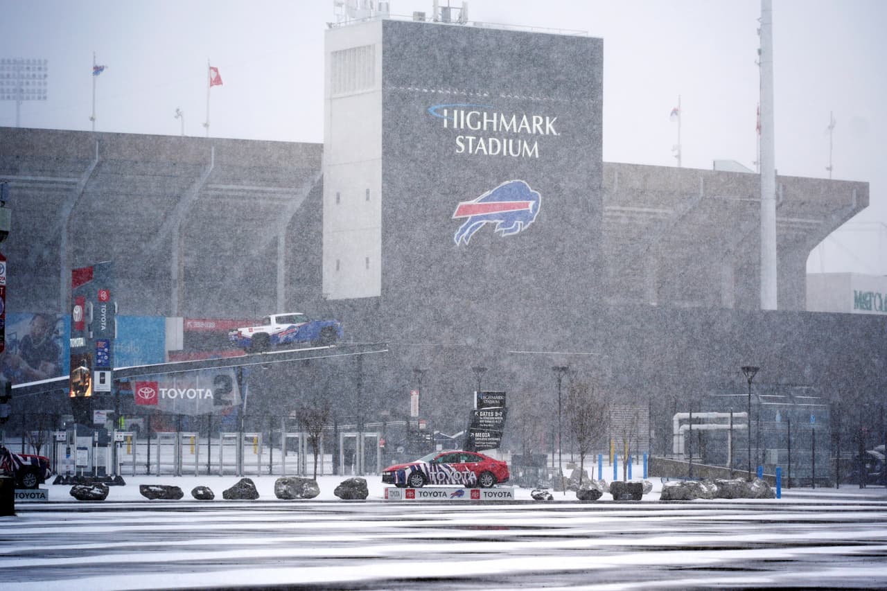 Los Buffalo Bills se enfrentarán a los 49ers de San Francisco este domingo 1 de diciembre, a pesar de que su estadio el Highmark Stadium en Orchard Park, Nueva York, amaneció cubierto de nieve. 
<br>