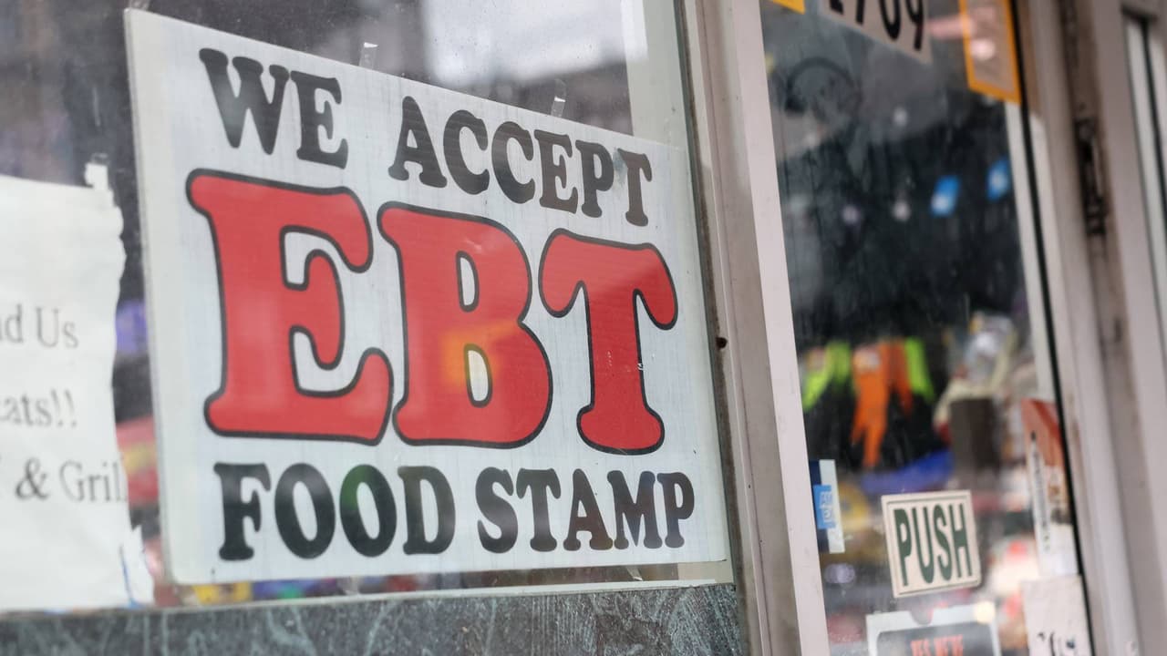 Gobernadora Hobbs afirma que el monto de noviembre de SNAP ha comenzado a llegar a los arizonenses