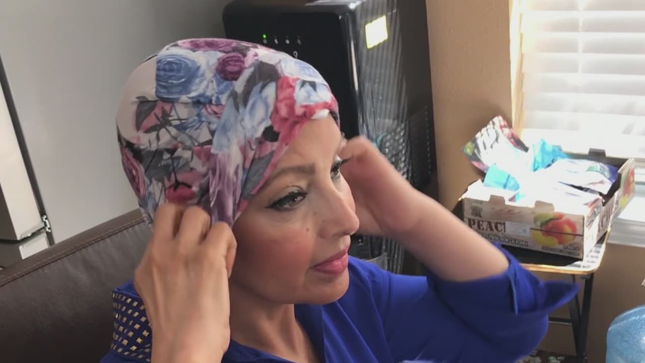 De acuerdo con médicos expertos, los enfermos de cáncer que reciben la vacuna del covid-19 no presentan mayores efectos secundarios, aunque aseguran que 
<b>podrían no recibir el mismo nivel de protección</b> que otros pacientes.