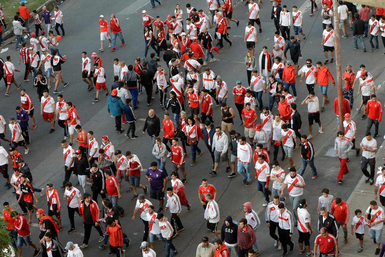 Tuvieron que pasar varios minutos para que los fanáticos de River Plate pudieran marcharse del Estadio Monumental hacia sus casas.