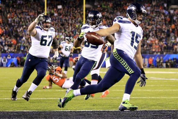 Los Seahawks, con un fútbol "total", el que había trabajado el entrenador del equipo durante toda la temporada regular, el veterano Pete Carroll, derrotaron por paliza de 43-8 a los Broncos, la mejor ofensiva de liga, con el mariscal de campo Peyton Manning a la cabeza. No habían pasado ni 12 segundos desde el comienzo del partido y los Seahawks ya hicieron historia con la anotación más rápida que se había dado jamás en un Super Bowl. Pero lo peor no fue el dejarse anotar dos puntos, sino la imagen de enfrentamiento entre Manning y el centro de origen mexicano Manny Ramírez, que no le dio bien al balón, y aunque el corredor Knowshon Moreno lo recuperó, lo hizo en la zona de protección. La mejor ofensiva de la NFL estaba paralizada, sin saber qué hacer, y ahí fue el comienzo y el final del partido disputado en el MetLife Stadium, de East Rutherford (Nueva Jersey), donde la temperatura fue de 43 grados. Malcom Smith recibió el premio de Jugador Más Valioso (MVP), el octavo defensor que lo consigue en un partido de Super Bowl y el tercer apoyador. Carroll, de 61 años, el tercer entrenador con más edad de la NFL que ganó un Super Bowl, se convirtió en el tercer entrenador que logra los dos títulos de campeón universitario de la NCAA con el equipo de USC y ahora los Seahawks en la NFL.