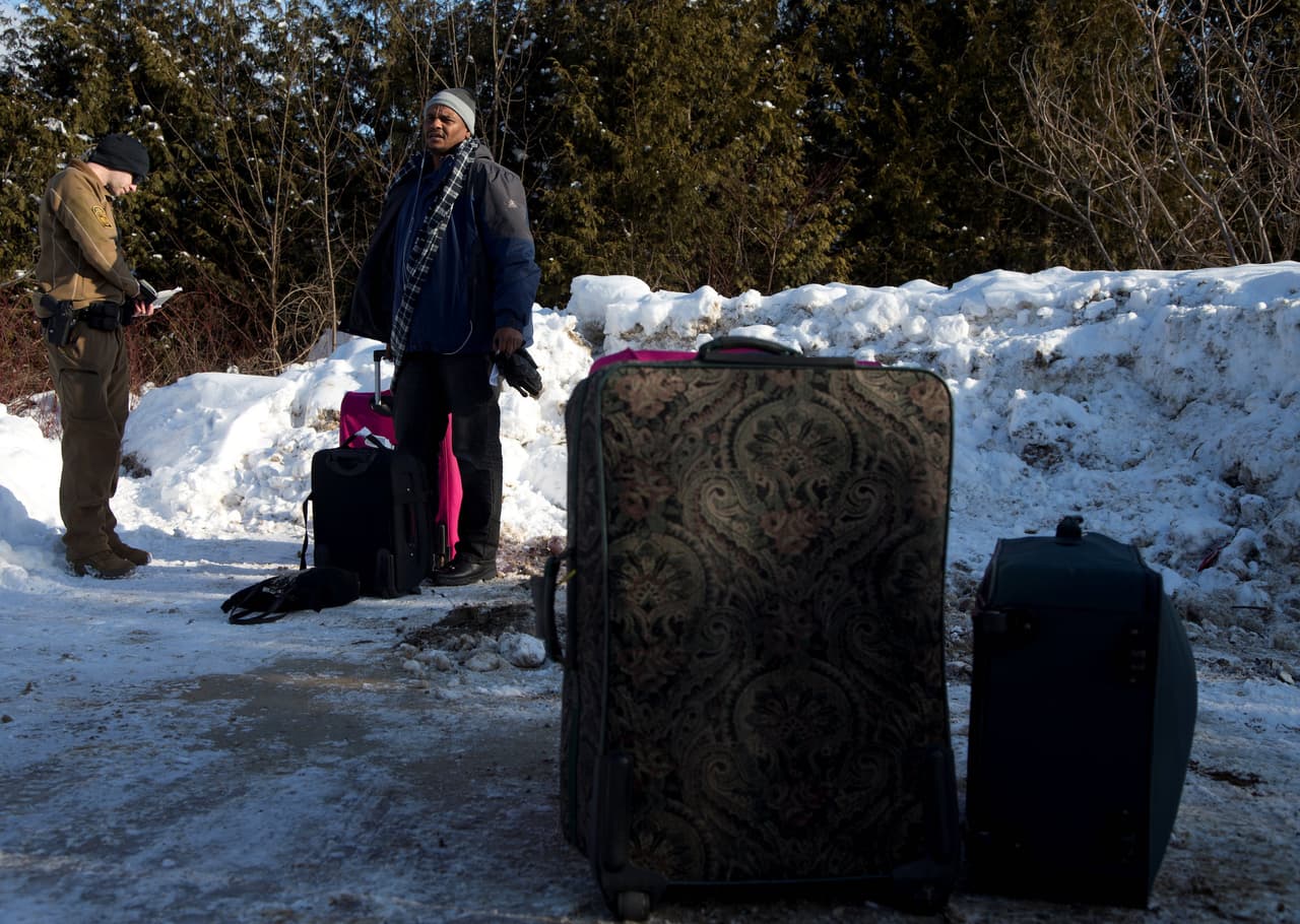 El hombre pudo bajar del taxi sus pocas pertenencias mientras su documentación estaba siendo revisada por la Patrulla Fronteriza.