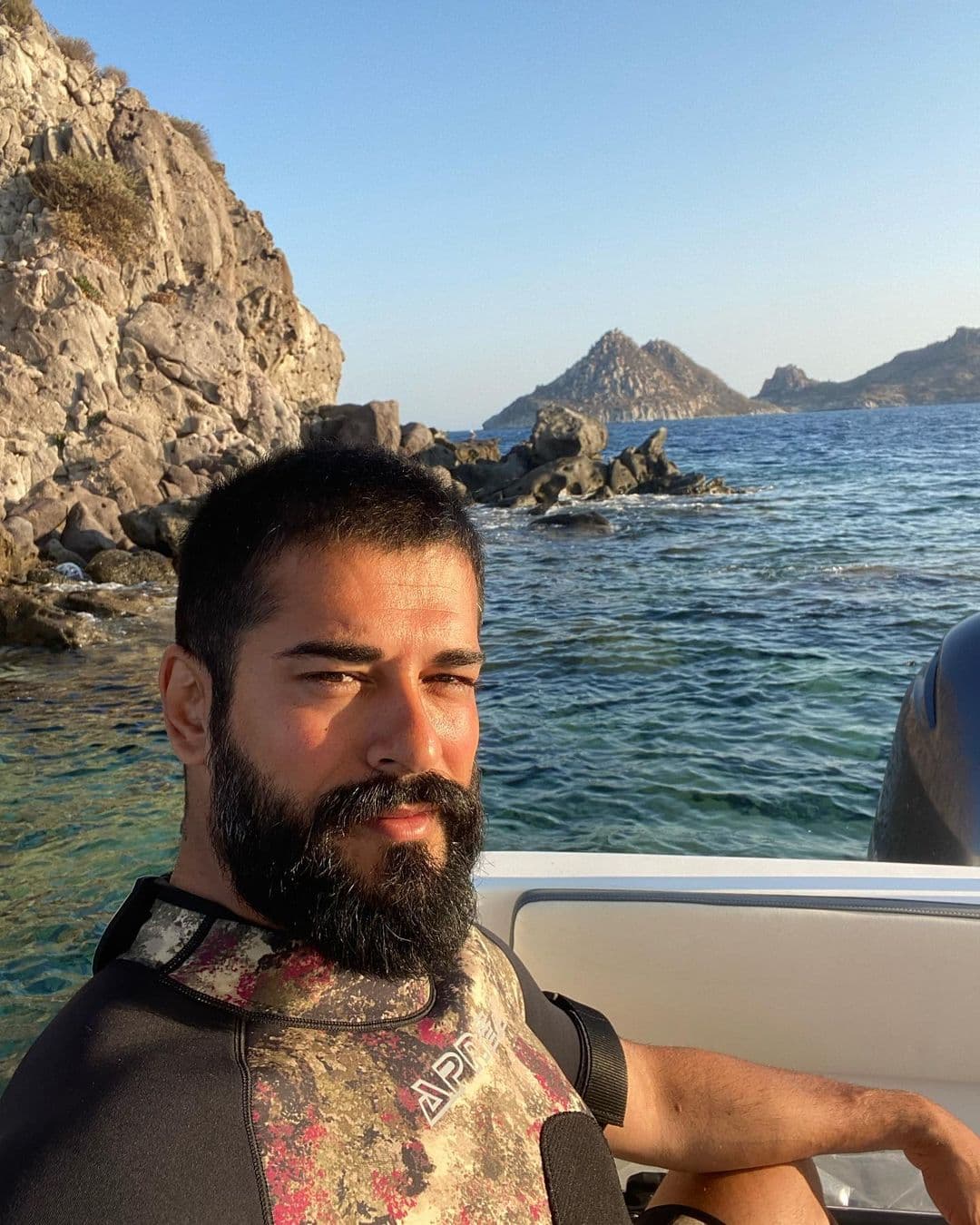 De acuerdo con información de la revista Snob Magazine, la nueva residencia costó
<b><a href="https://www.snobmagazin.com/magazin/gumusluk-teki-yangindan-sonra-burak-ozcivit-ten-flas-h17452.html" target="_blank">1.8 millones de dólares</a></b>
<a href="https://www.snobmagazin.com/magazin/gumusluk-teki-yangindan-sonra-burak-ozcivit-ten-flas-h17452.html" target="_blank">.</a>