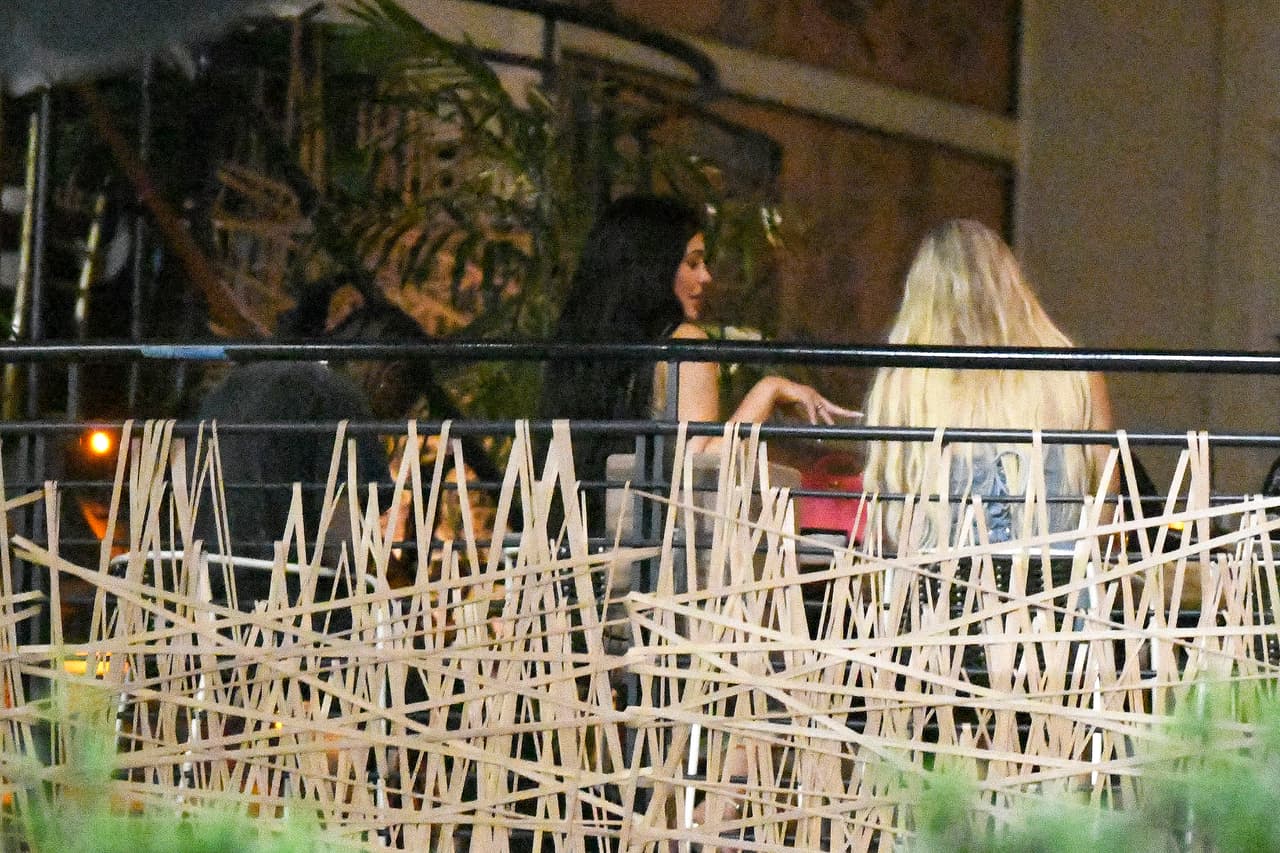 <b><a href="https://people.com/tv/kylie-jenner-celebrates-travis-scott-birthday-miami-not-back-together/" target="_blank">"Eran muy cercanos y cariñosos"</a></b>, dijo el informante, "siguieron coqueteando y parecían felices".
<br>