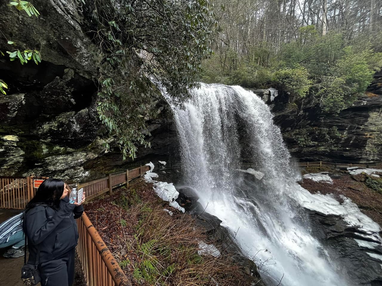 Dry Falls son unas populares cascadas, ubicadas a las afueras de Highlands, que ofrecen el raro placer de caminar con seguridad detrás de la impetuosa caída de agua.
<br>
<br>
<b><a href="https://goo.gl/maps/n1tE9gCp2YqRtW6B9">Cómo llegar</a></b>