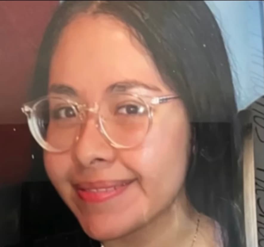 Al mismo tiempo que Natalie Mireles realizaba desesperada un reporte ante las autoridades para hallar a su hija, el cadáver de esta 
<b>era encontrado tirado bajo un puente de la ciudad de <a href="https://www.univision.com/temas/los-angeles">Los Ángeles</a>, California. </b>
<br>