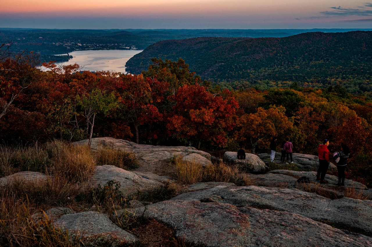 El otoño está aquí y poco a poco los bosques de Nueva York y Nueva Jersey comienzan a llenarse de colores naranja, ocre y café, dejando postales espectaculares.