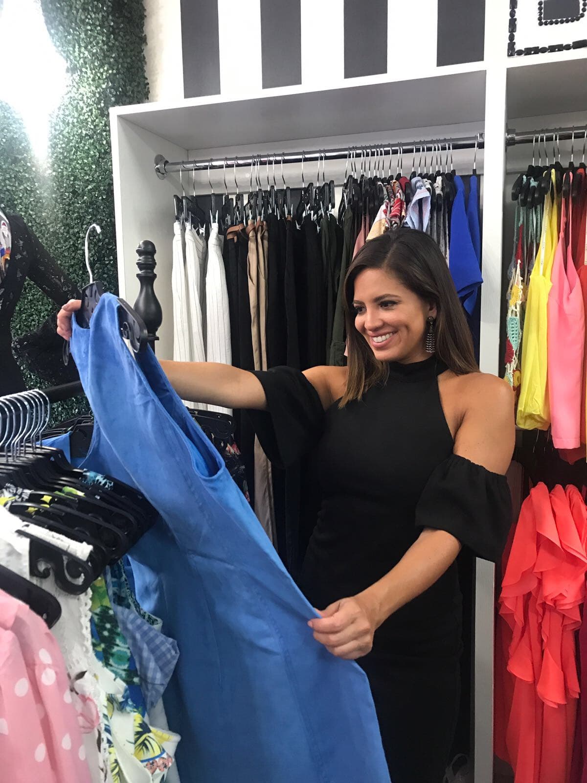 Pamela eligió entre los muchos modelos que Ana tiene en su tienda.